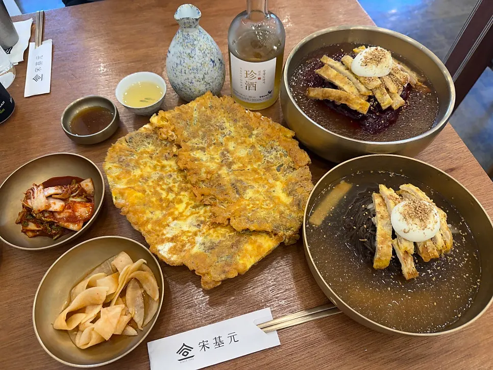 냉면과 육전, 전통주가 차려진 상차림