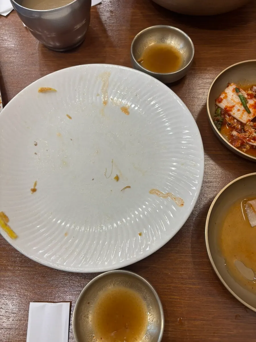 Eating the naengmyeon together with kimchi