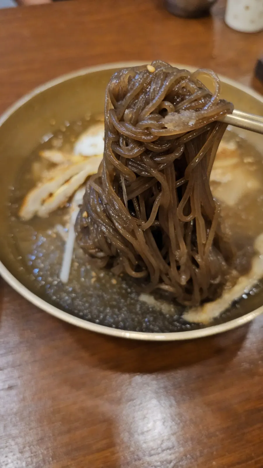 Caldo de naengmyeon de agua con mezcla de caldo de marisco y caldo de ternera