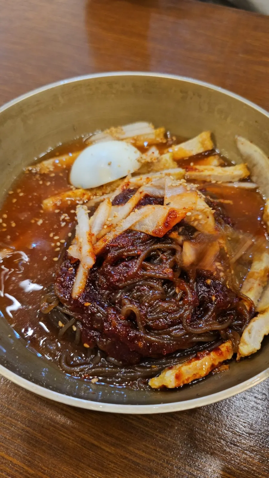 Fideos de naengmyeon mixto con salsa y caldo mezclados