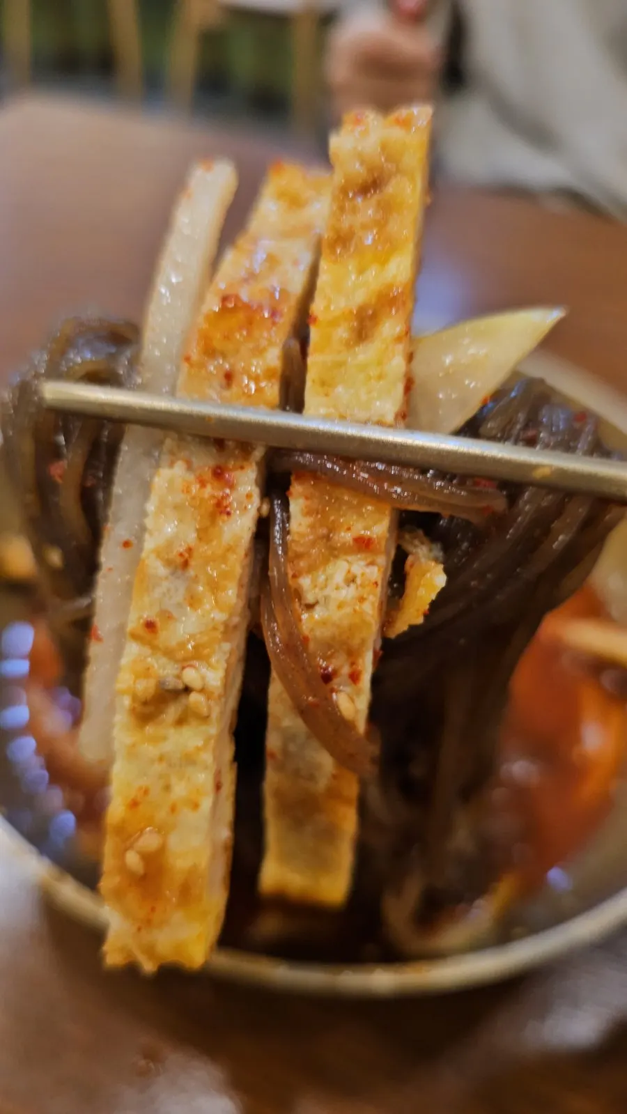 Yukjeon de guarnición sobre el naengmyeon mixto
