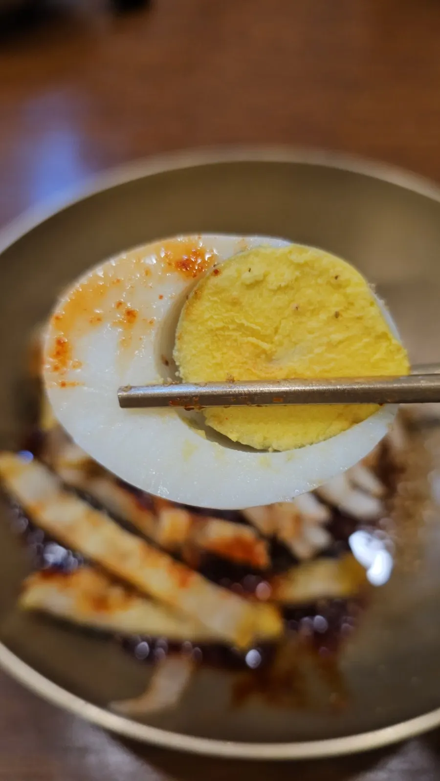 Naengmyeon picante de Jinju con salsa agridulce