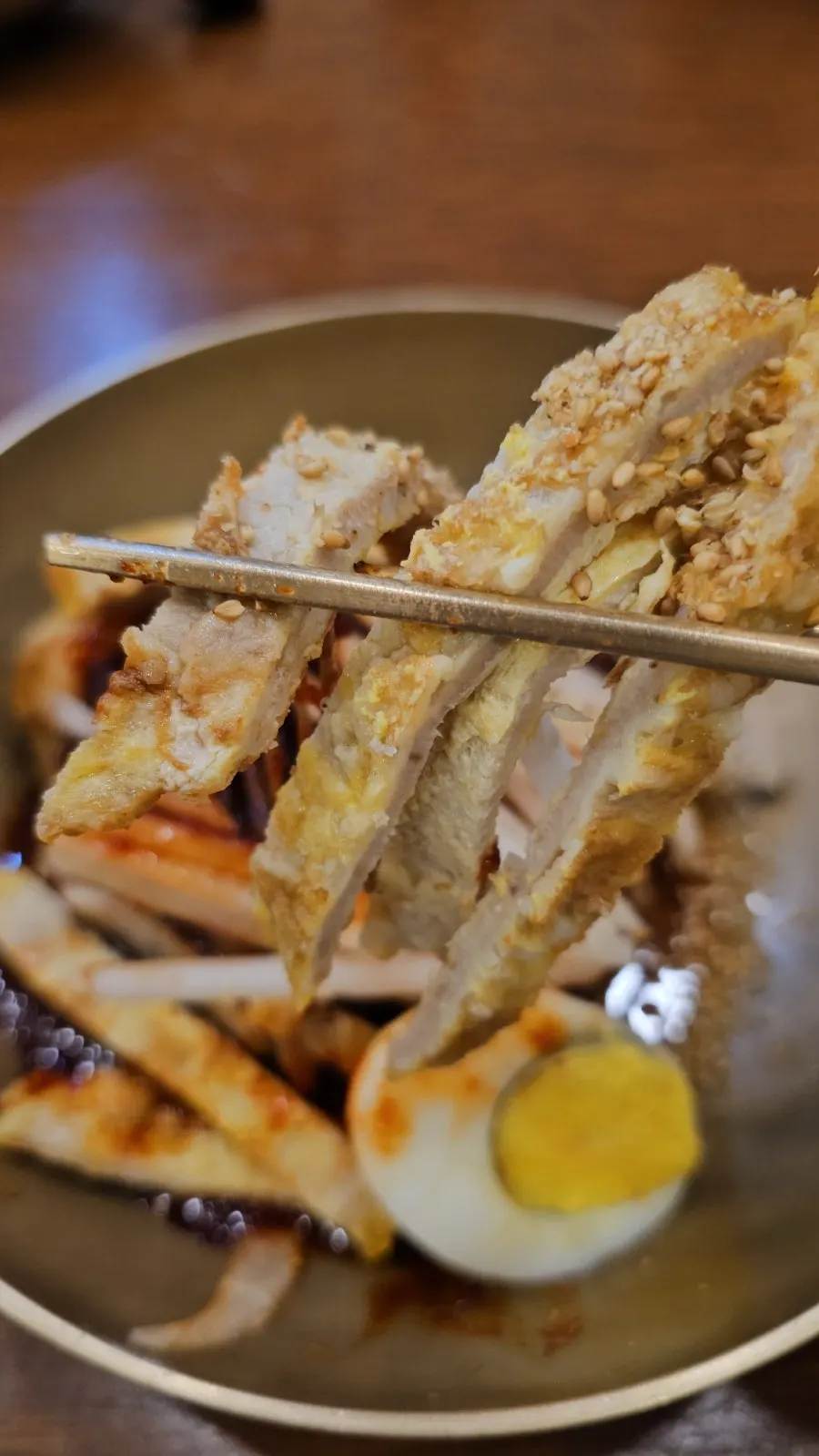 Naengmyeon picante con huevo cocido y yukjeon
