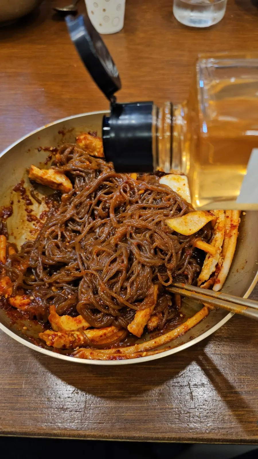 Primer plano de los fideos del naengmyeon picante mezclado