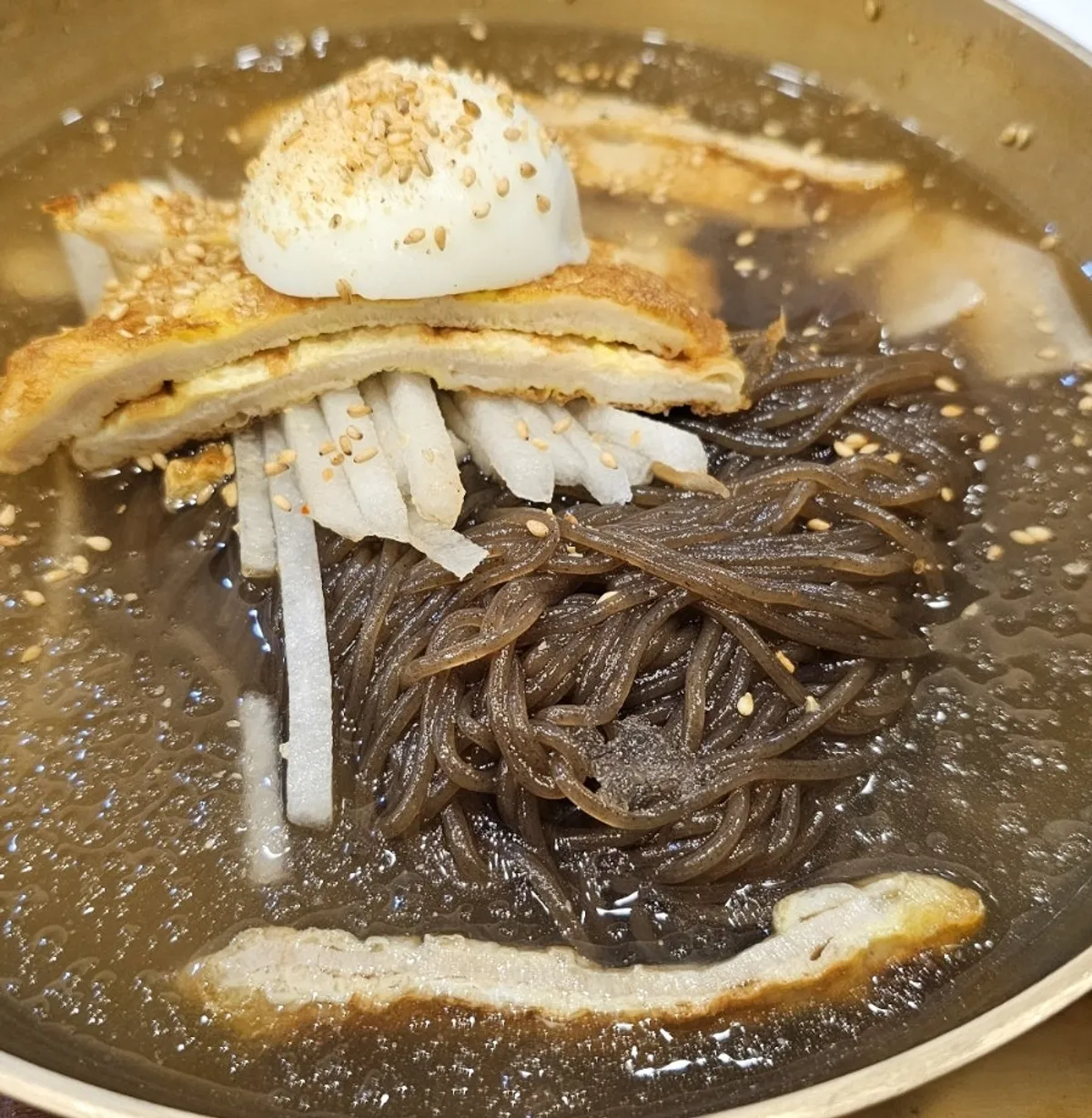 Vinagre y mesa servida con naengmyeon