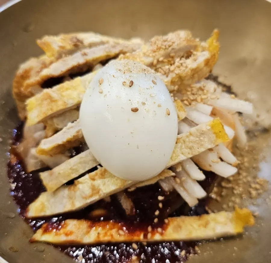 Los tres naengmyeon juntos en la mesa