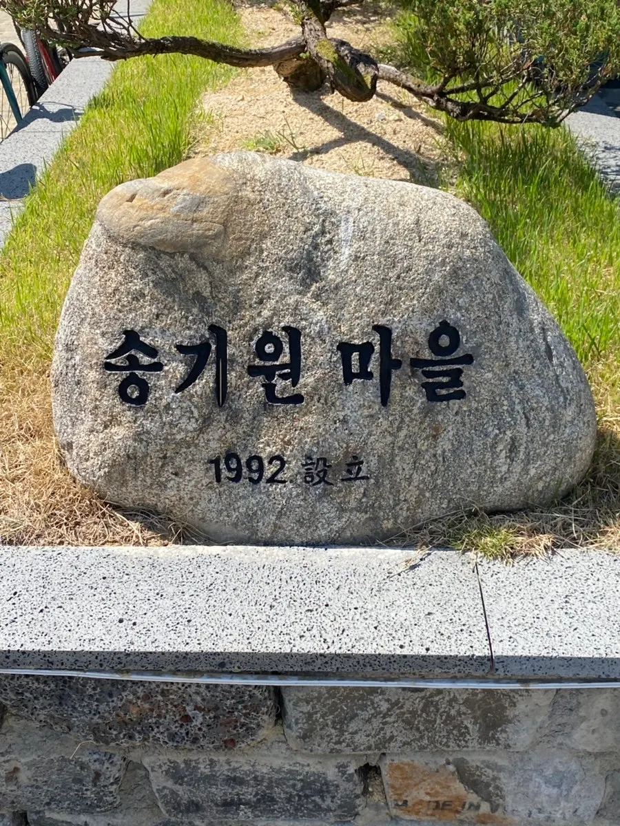 Dedicated parking lot in front of the restaurant