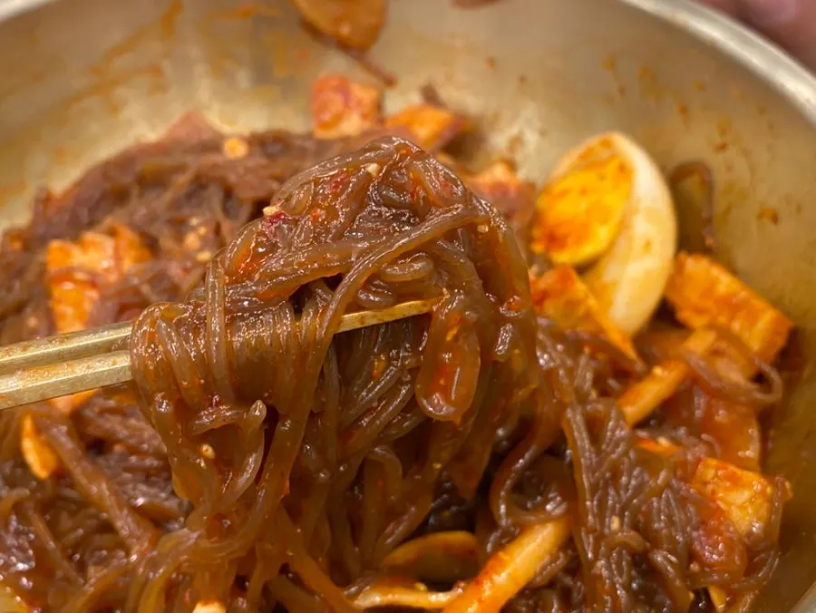 Nonggae Naengmyeon mixed with its seasoning