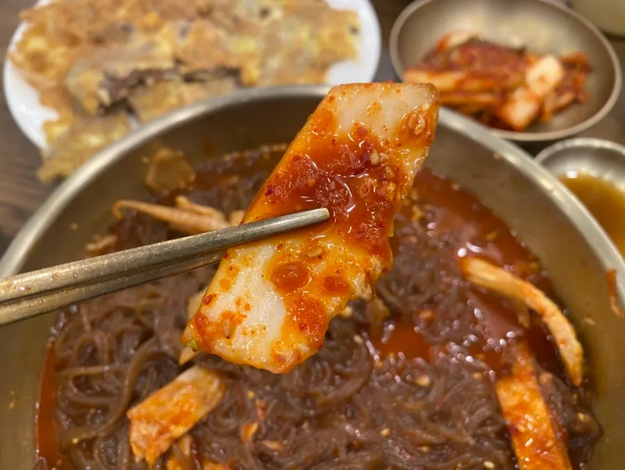 Naengmyeon broth with vinegar added
