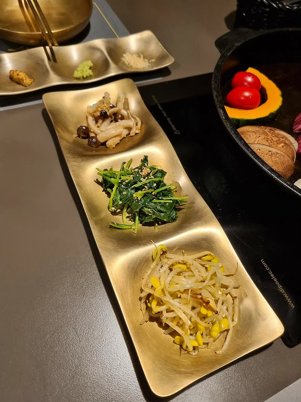 Spinach, mushroom, and bean sprout side dishes