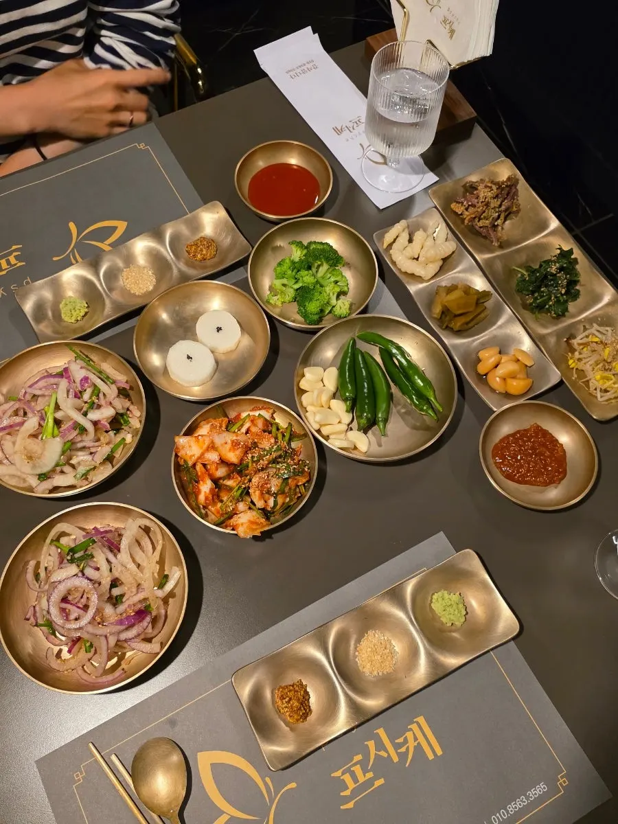예약석에 미리 세팅된 기본찬 한 상