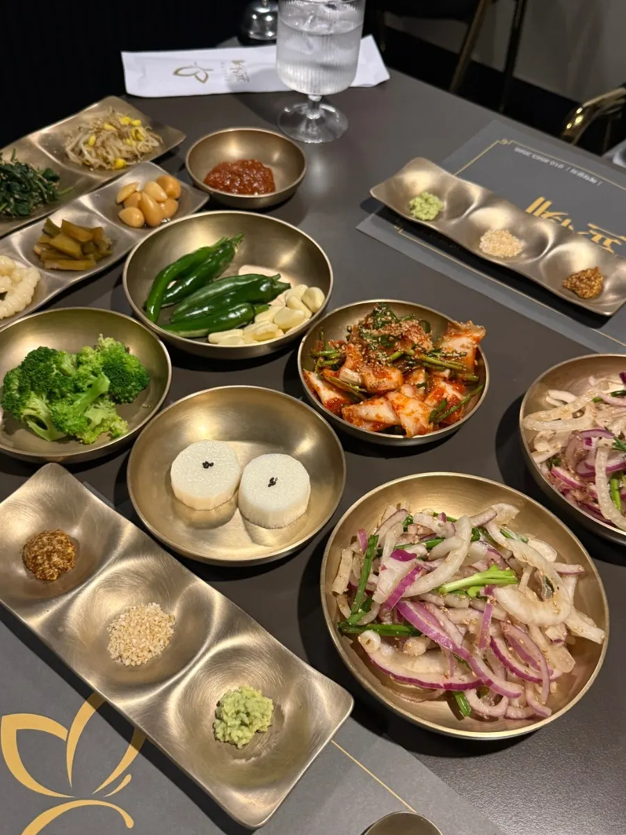 유기그릇에 담긴 나물과 장아찌 기본찬