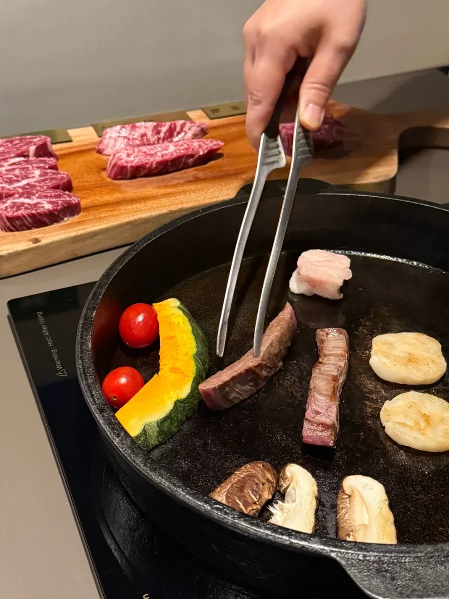 표고버섯 단호박 관자가 함께 오른 불판