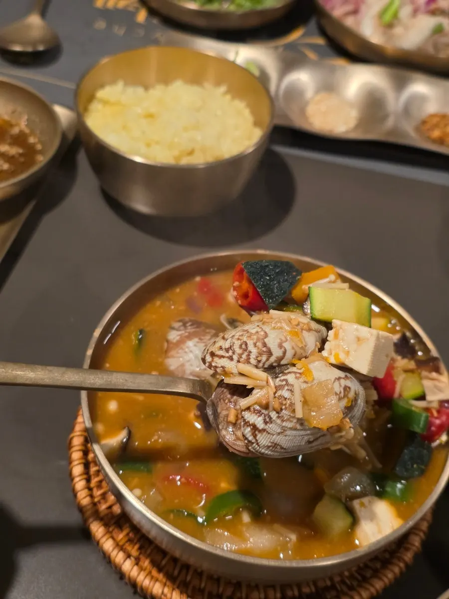 얼큰하게 끓인 해물된장찌개