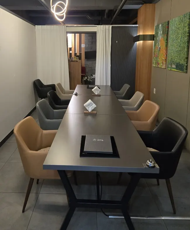 Psyche's restaurant-like interior atmosphere