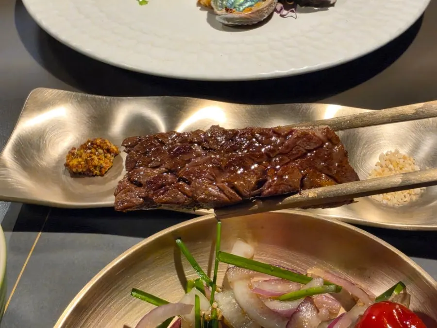 세 가지 특수부위를 맛보는 식사 장면