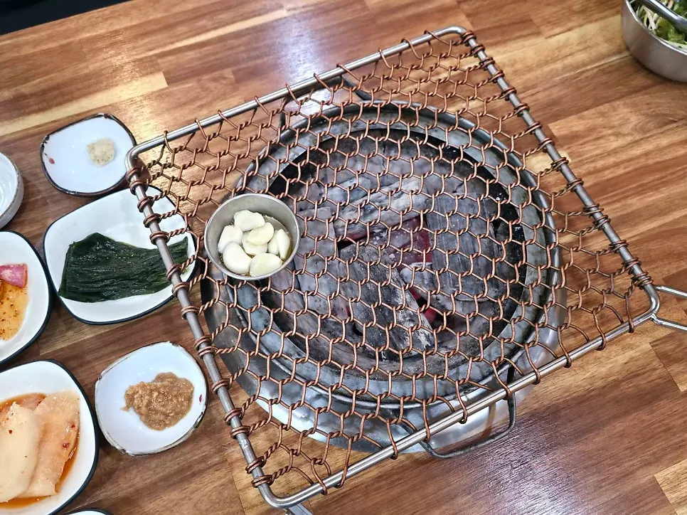 한우명품과 함께 차려진 기본찬 상차림
