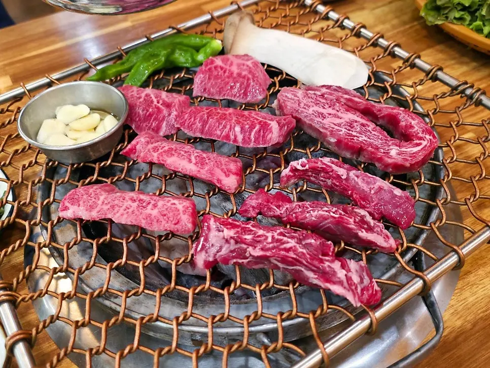 접시에 가지런히 담긴 한우명품 한정부위