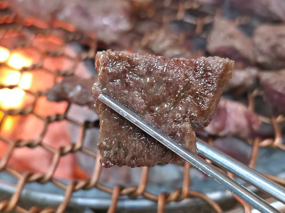 소금에 찍어 먹는 한우 토시살