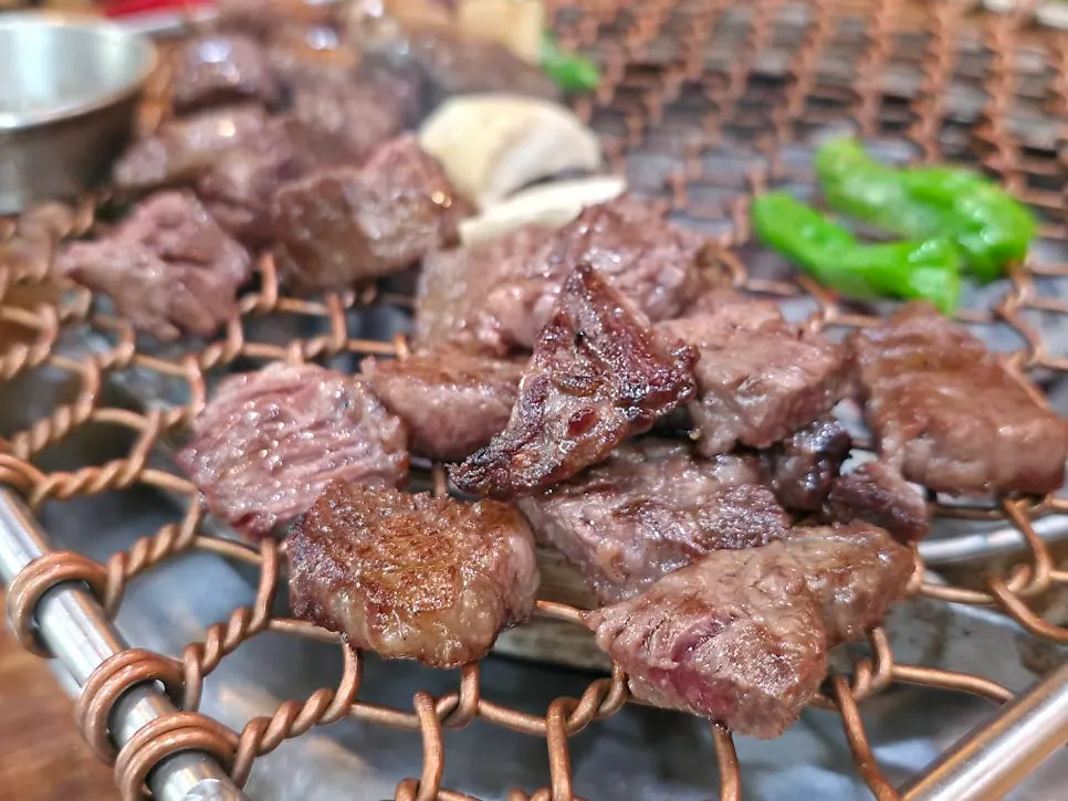적당히 구워진 한우 새우살
