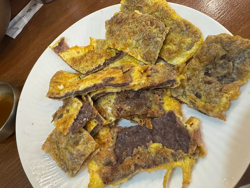 가위와 집게로 잘라 먹는 육전