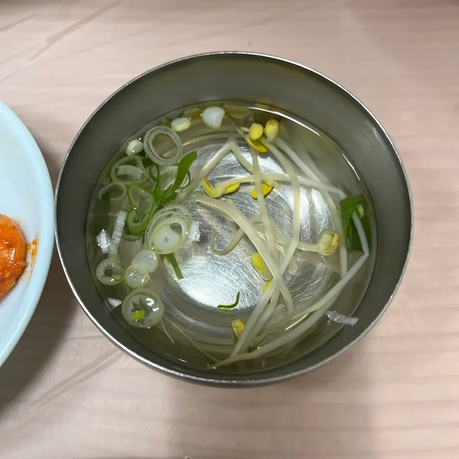 콩나물 올라간 진주 해물찜 한 접시