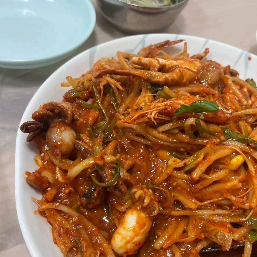 Full table setting of Jjimgoeul's seafood assortment jjim