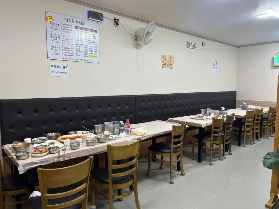 Dining hall at Jjimgoeul with delivery orders coming and going