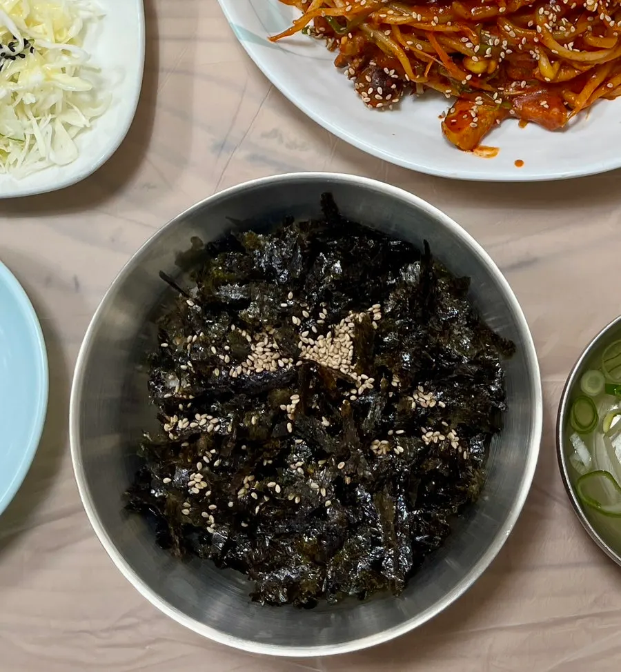 Rice topped with gim flakes served alongside the seafood jjim