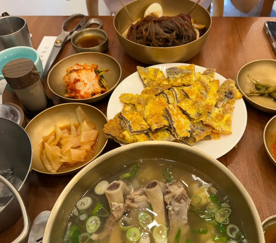 Menu showing the seasonal galbitang notice