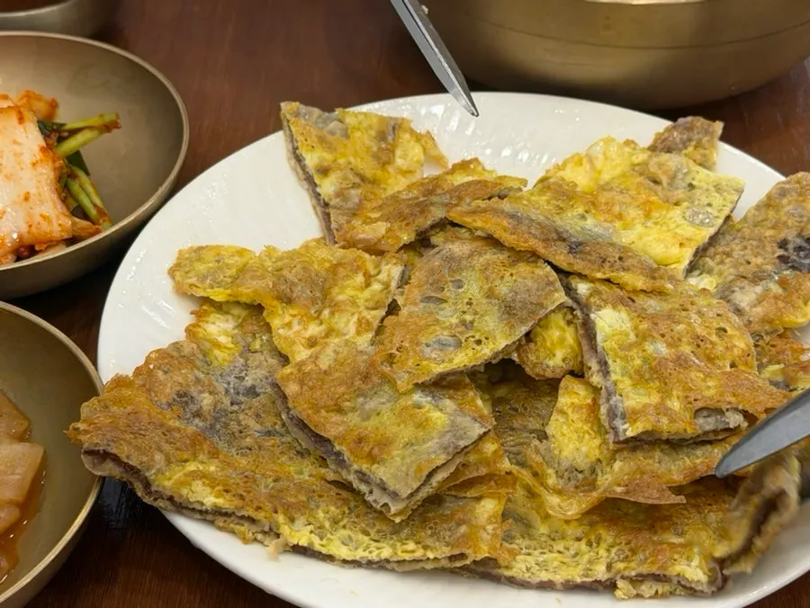 A plate of Songgiwon's Korean beef yukjeon