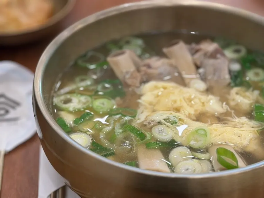 Songgiwon galbitang with large rib bones