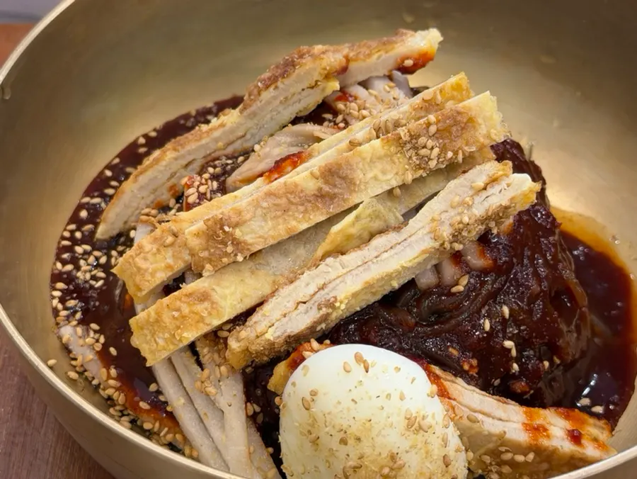 A bowl of Songgiwon's bibim naengmyeon Nongae 1593