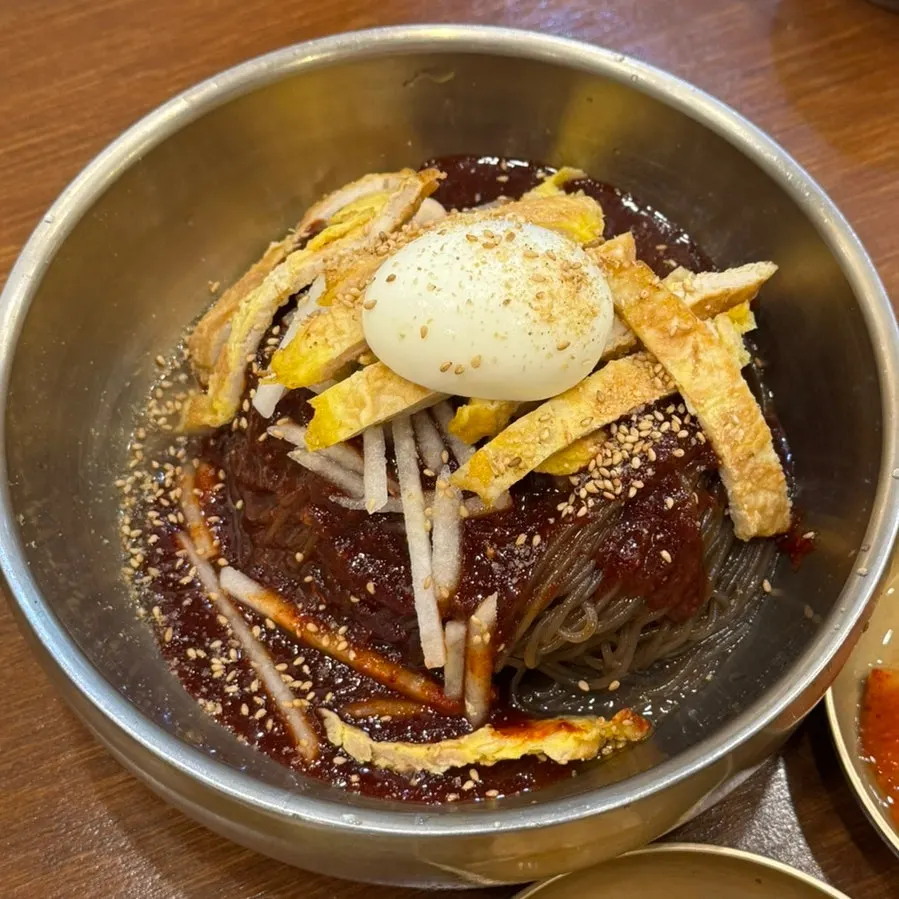 Noodles lifted up from the mul-naengmyeon