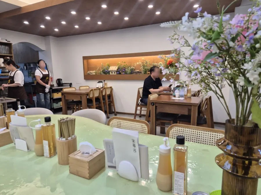 Dining hall with regular tables at Song Giwon Jinju Naengmyeon Main Branch