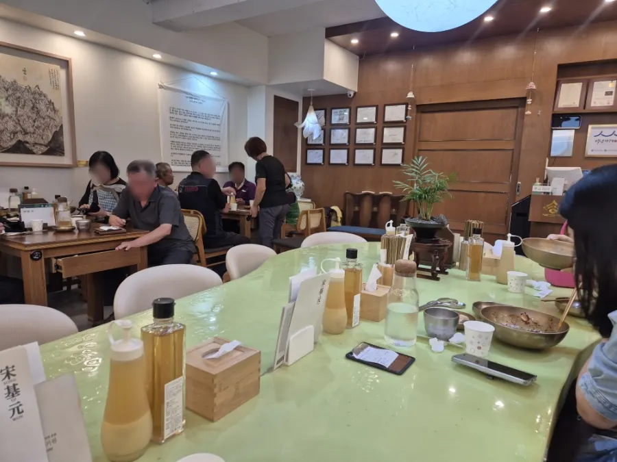 Seating inside Song Giwon Jinju Naengmyeon Main Branch