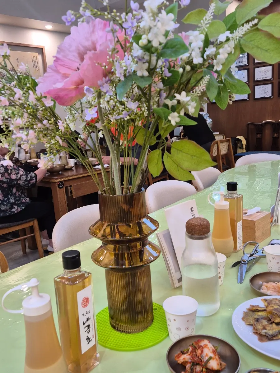 Interior atmosphere of Song Giwon Jinju Naengmyeon Main Branch
