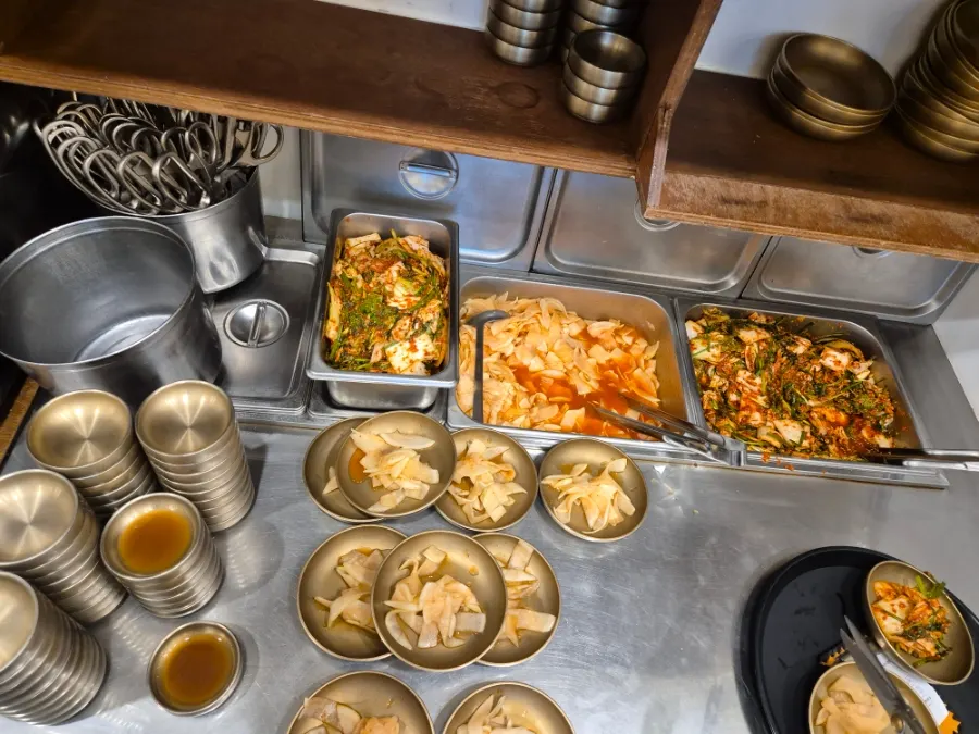 Self-serve side dish corner