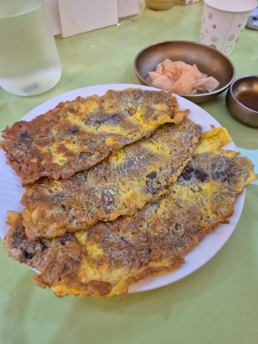 The lighter, classic-style yukjeon at Song Giwon Main Branch