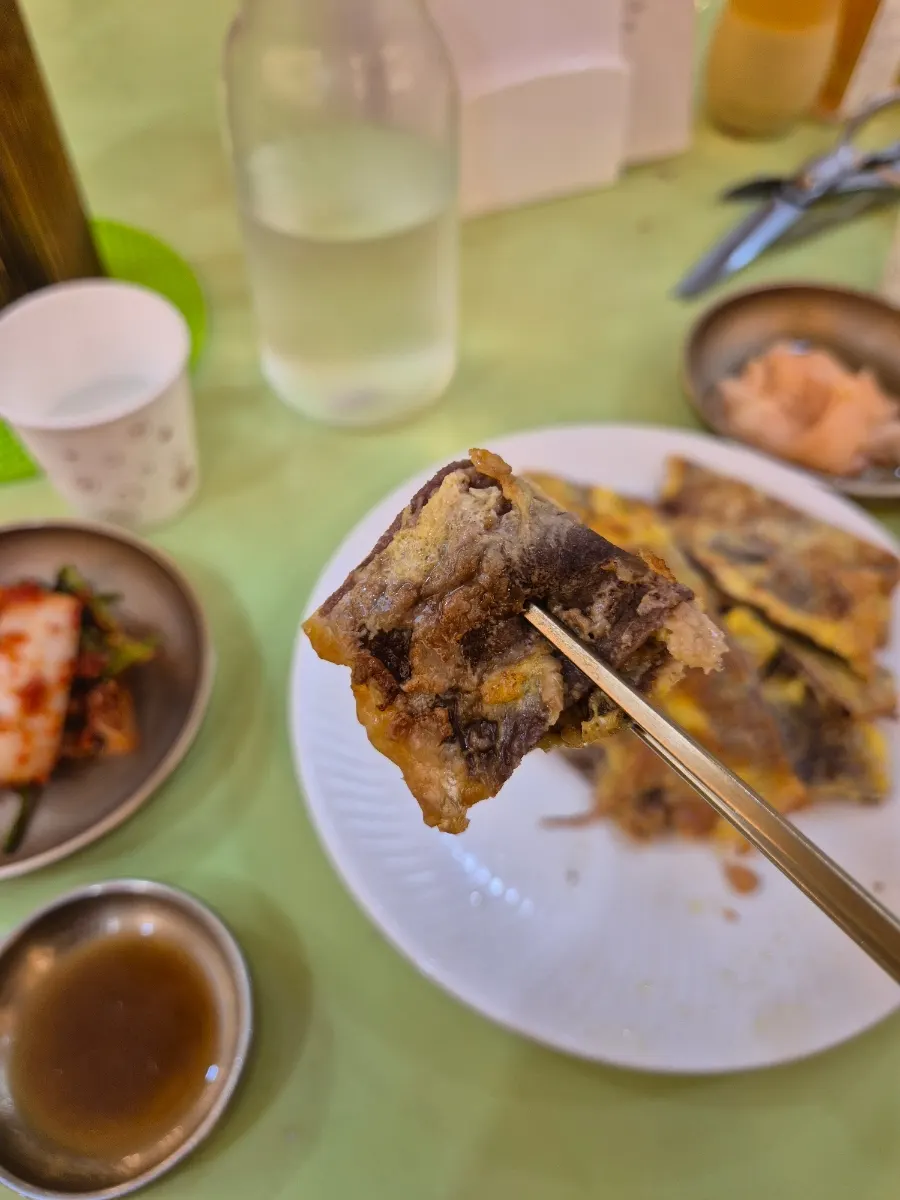 Yukjeon cut with scissors and dipped in soy sauce