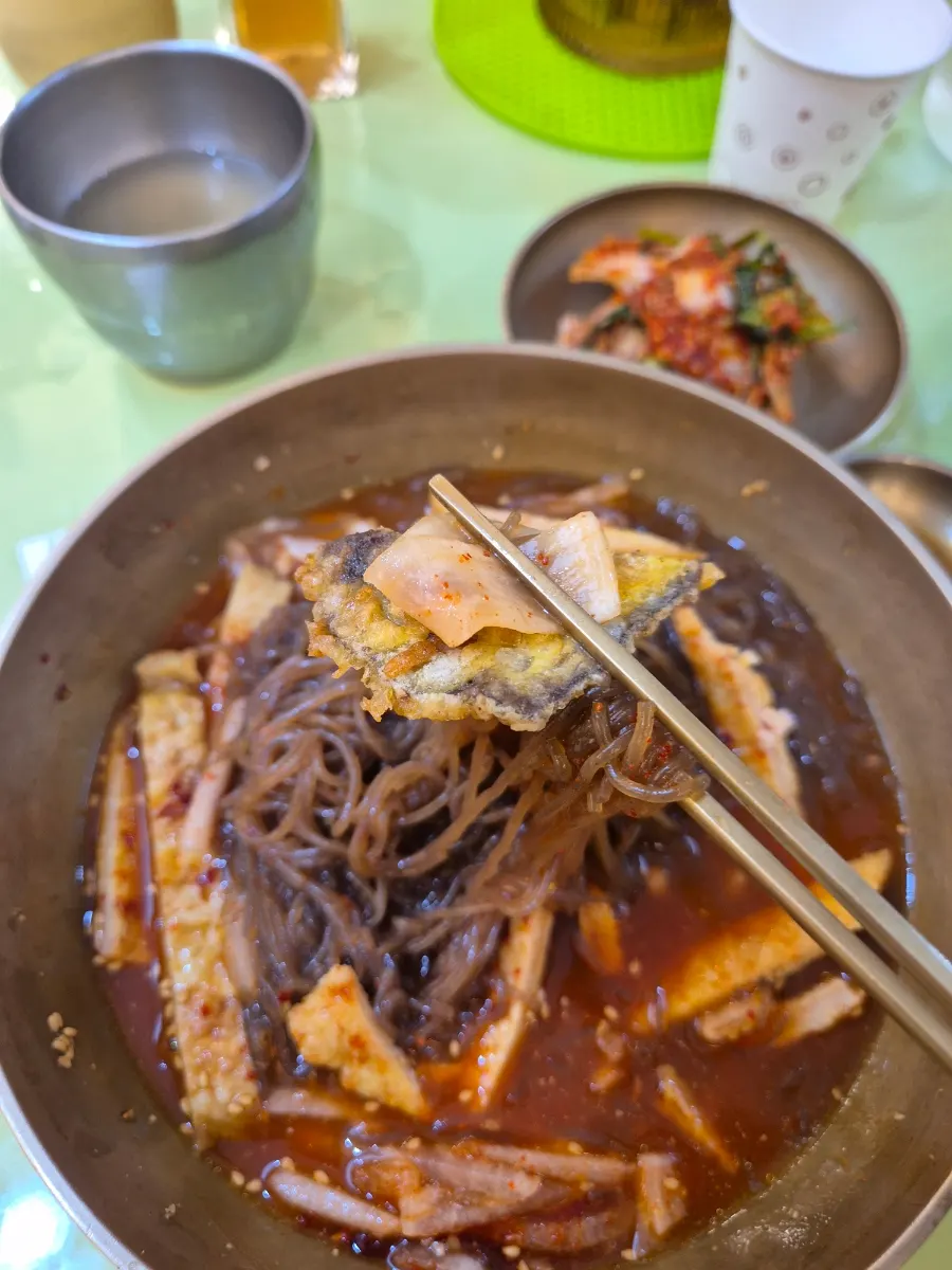 Yukjeon combined with the mixed naengmyeon noodles