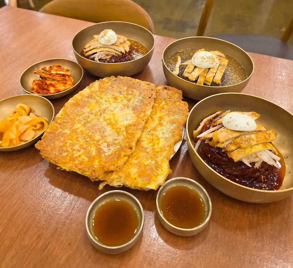 냉면과 육전이 차려진 테이블