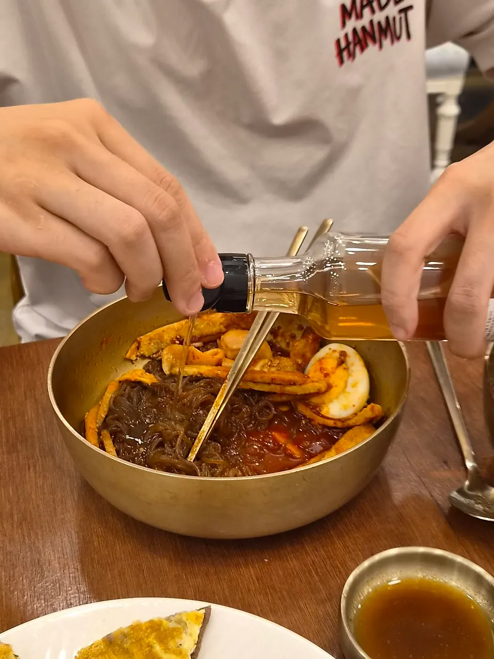 비빔냉면 양념과 고명 클로즈업