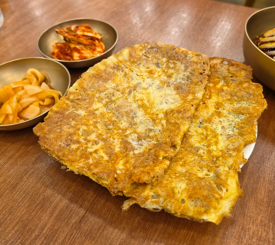 섞음비빔냉면과 밑반찬 무 곁들인 상