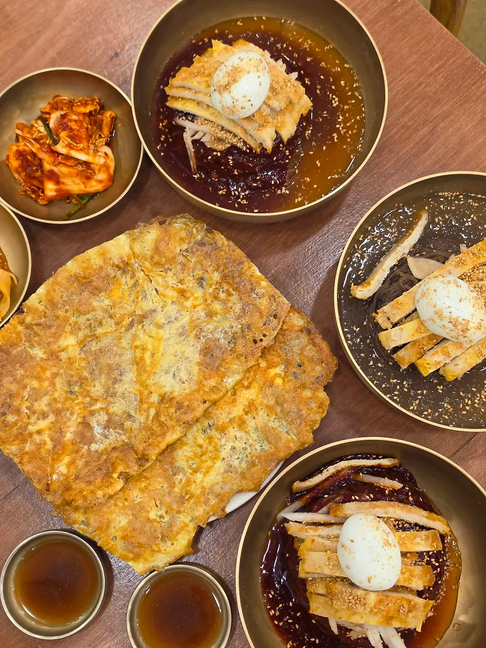 냉면 위에 육전을 곁들인 한 젓가락