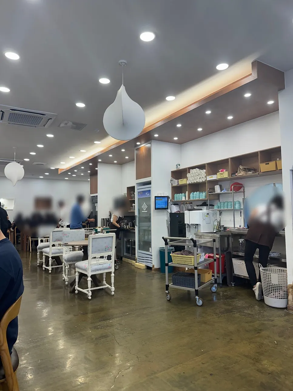 여유롭게 배치된 테이블이 있는 매장 내부