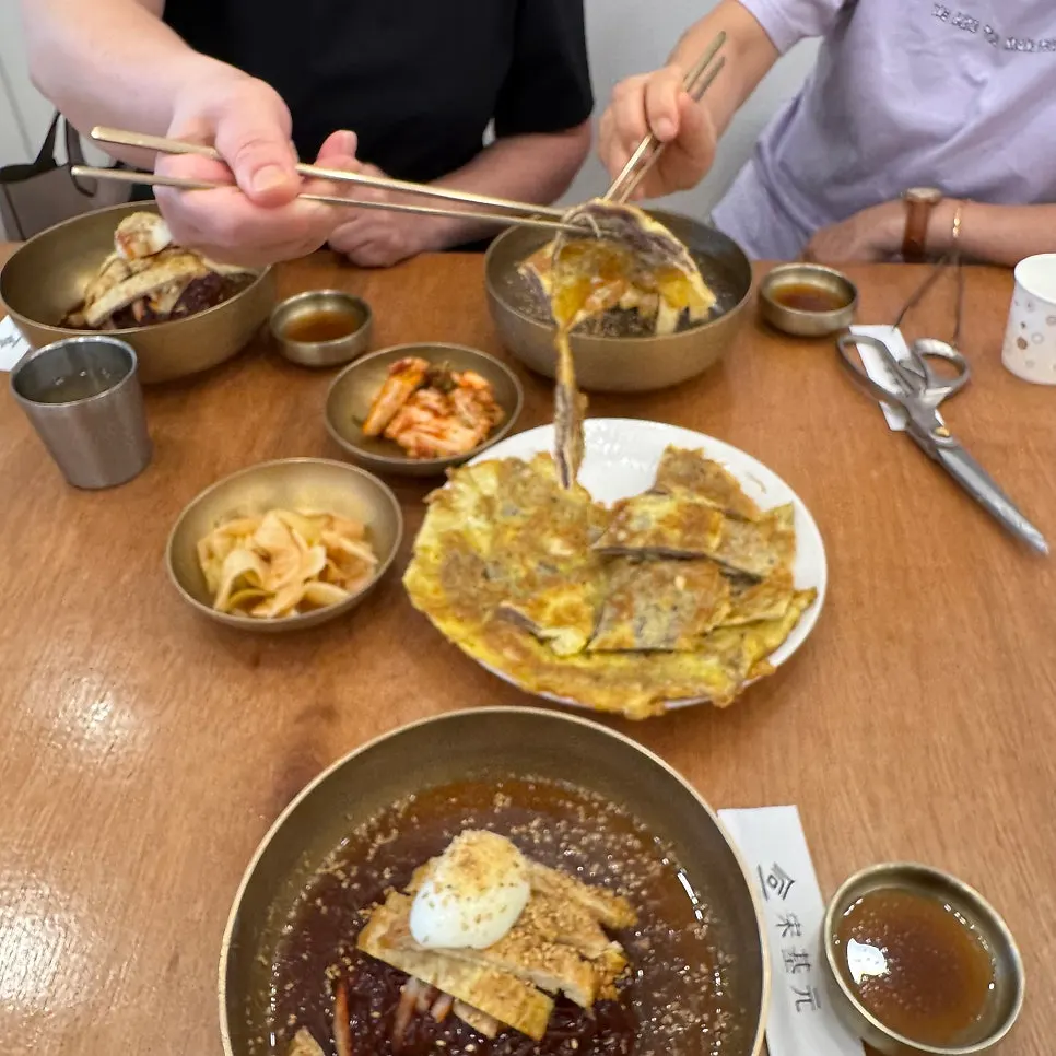 물냉면 비빔냉면 섞음냉면과 우전 한 상
