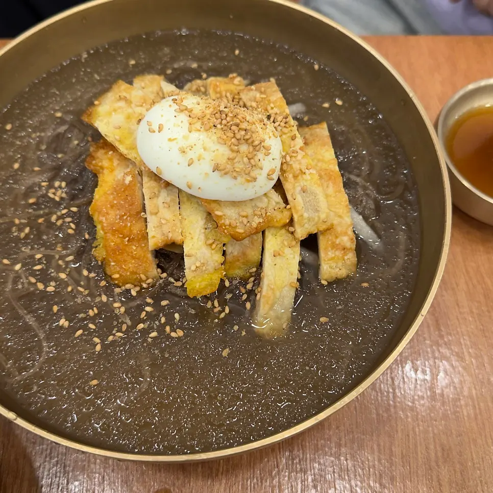 고명이 푸짐하게 올라간 진주 물냉면