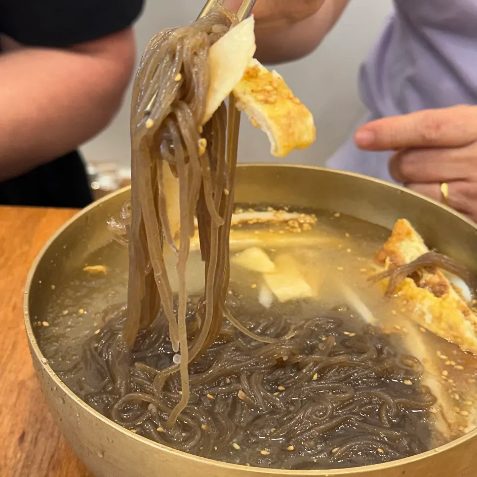 물냉면 면과 고명 클로즈업