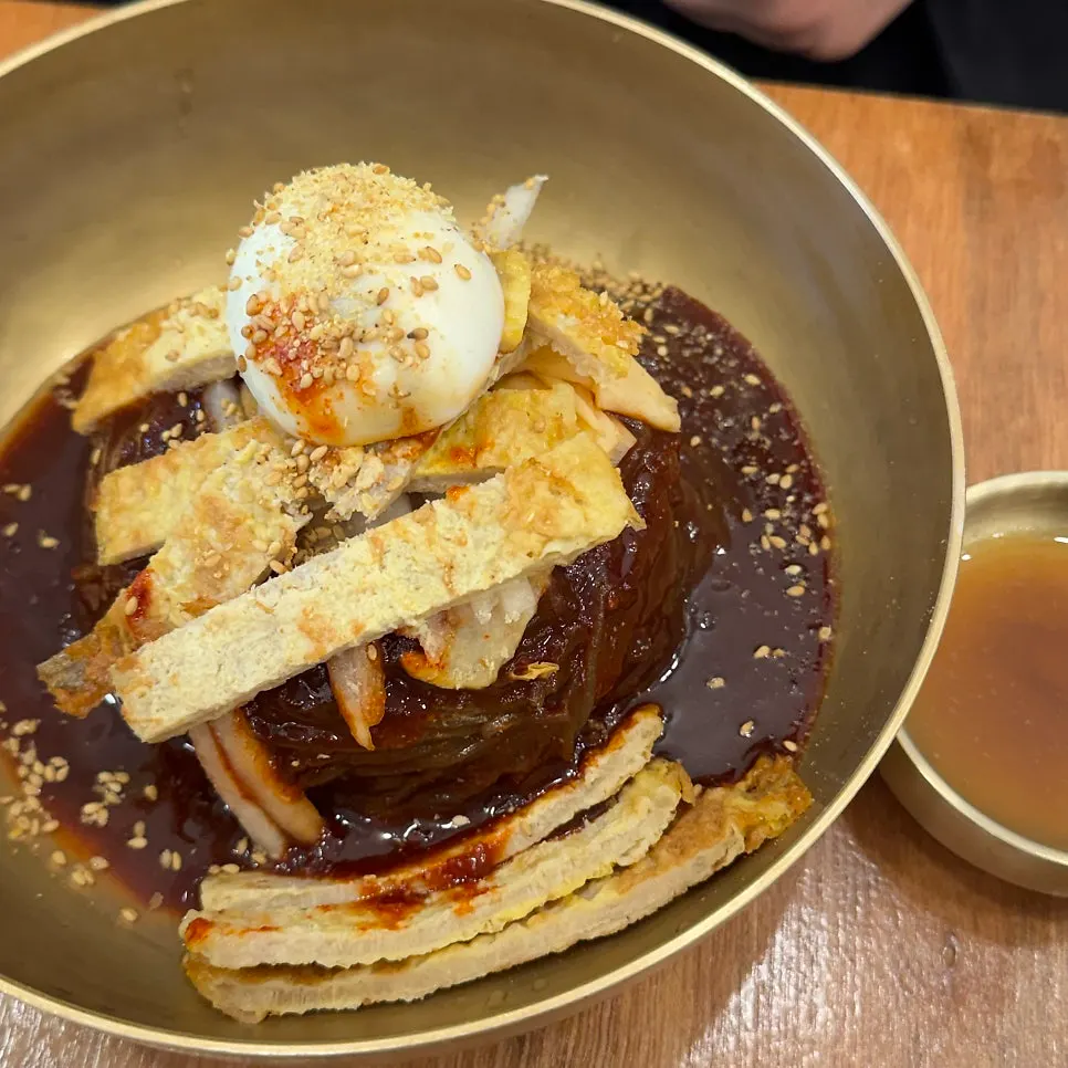 양념이 올라간 비빔냉면 한 그릇